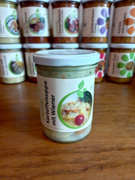 Kartoffelsuppe mit Wiener im Glas